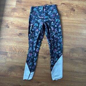 LULULEMON Size 4 Patterned Leggings